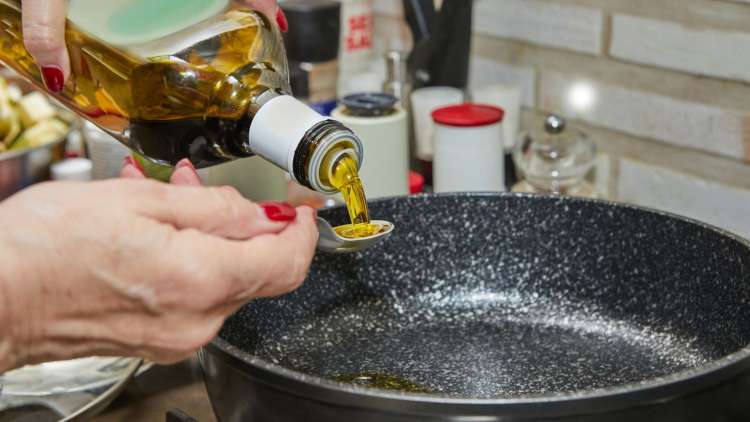 How To Avoid Burning Extra Virgin Olive Oil When Cooking | Biolive Blog